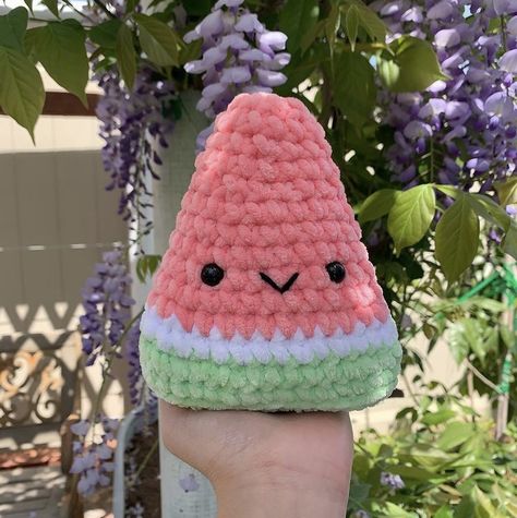 Crochet Watermelon Plushie, Cute Stuff To Knit, Crochet Watermelon Pattern, Cute Food Crochet, Crochet Fluffy Amigurumi, Cool Stuff To Crochet, Summer Crochet Plushies, Watermelon Crochet Patterns, Crochet Cute Ideas