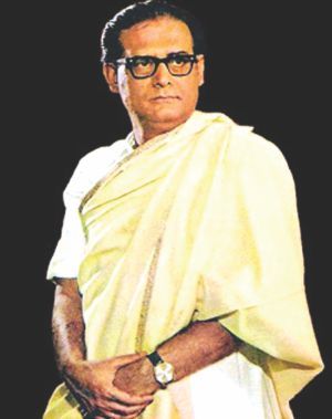 HEMANTA KUMAR MUKHOPADHYAY: The Man with a Golden Voice; -- A quarter of a century ago, on  September 26, 1989 to be exact, not only we Bengalis but the people of the entire sub-continent lost one of the most popular and versatile singers and composers -- Hemanta Kumar. => http://www.thedailystar.net/hemanta-kumar-mukhopadhyay-the-man-with-a-golden-voice-43346 Hemant Kumar Singer, Hemant Kumar, Picture Walls, Retro Bollywood, Legendary Singers, All About Music, Daily Star, Composers, Music Director