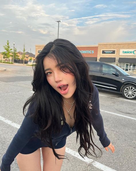 Hannah Kim, Alien Aesthetic, Aesthetic Grunge Outfit, Asian Eyes, Asian Eye Makeup, Aesthetic Editing Apps, Cute Selfie Ideas, True Beauty, Dark Hair