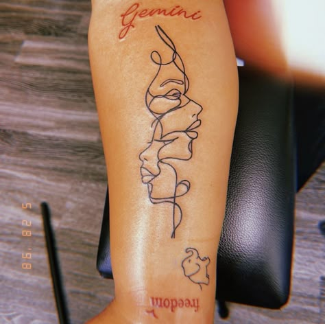 Gemini Szn, Gemini Tattoos, Girl Shoulder Tattoos, Unique Small Tattoo, Rose Tattoos For Women, Hidden Tattoos, Hand Tattoos For Girls, Gemini Tattoo, Hip Tattoos Women