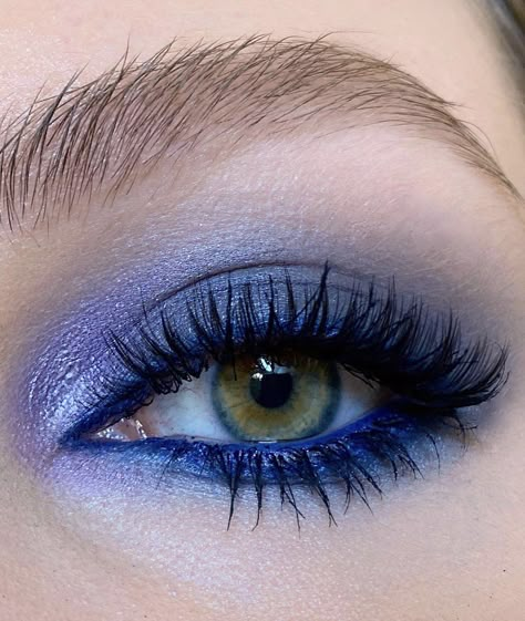 Dark blue makeup eyeshadow Tom Ford green eyes editorial Blue Eye Makeup For Green Eyes, Blue Makeup On Green Eyes, Blue Makeup Looks Green Eyes, Blue Eye Makeup Green Eyes, Celestial Makeup Wedding, Green Eyes Blue Eyeshadow, Dark Blue Prom Makeup Looks, Blue Makeup For Green Eyes, Blue Eyeshadow For Green Eyes