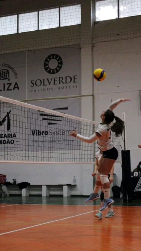 Pinterest le quita la calidad perdon 😥 Bison Board, Volleyball Motivation, Volleyball Photography, Volleyball Wallpaper, Volleyball Photos, Ball Aesthetic, Volleyball Inspiration, Volleyball Tips, Vision Board Photos