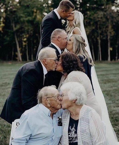 Funny Wedding Pictures, Older Couple, Family Wedding Photos, Wedding Picture Poses, Foto Tips, Fantasy Wedding, Wedding Photos Poses, Cute Wedding Ideas, Wedding Photography Poses