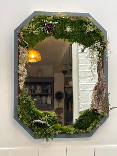 Mirror Projects Craft Ideas, Moss Art Mirror, Plant Mirror Frame, Plant Mirror Decor, Mirror With Moss, Upcycling Mirrors, Upcycling Mirrors Frame Ideas, 1920s Mirror, Moss Mirror Diy