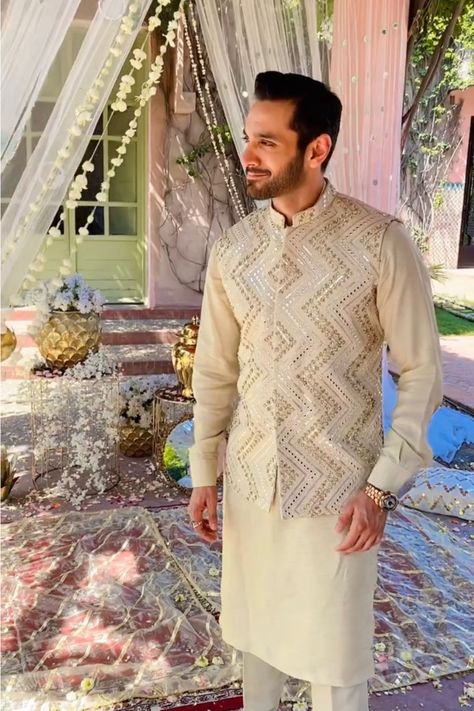 Traditional Indian Mens Clothing, Wedding Matching Outfits, Man Dress Design, Indian Wedding Clothes For Men, Waistcoat Designs, Sherwani For Men Wedding, Guys Fashion Casual, Wedding Kurta For Men, Mehendi Outfit