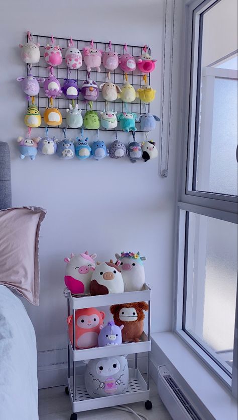 Places To Put Stuffed Animals, Aesthetic Plushie Display, Aesthetic Stuffed Animal Storage, Squishmallow Bookshelf, Squishville Display Ideas, Squishmallow Clip Display, Squishmallow Room Decor, Squishmallow Organization Ideas, Plushie Collection Display