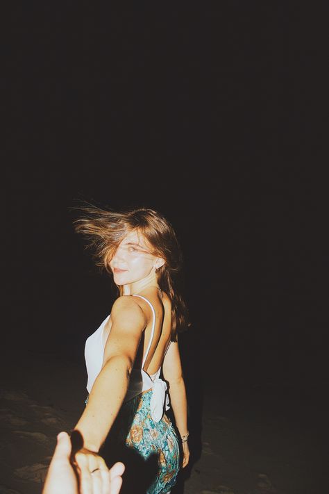 Beach Photoshoot Ideas Aesthetic, Night Pics At The Beach, Flash Photography Night Beach, Night Flash Beach Photos, Night Pictures At The Beach, Pictures At The Beach At Night, Night Beach Photoshoot Picture Ideas, Beach At Night Poses, Late Night Beach Photos