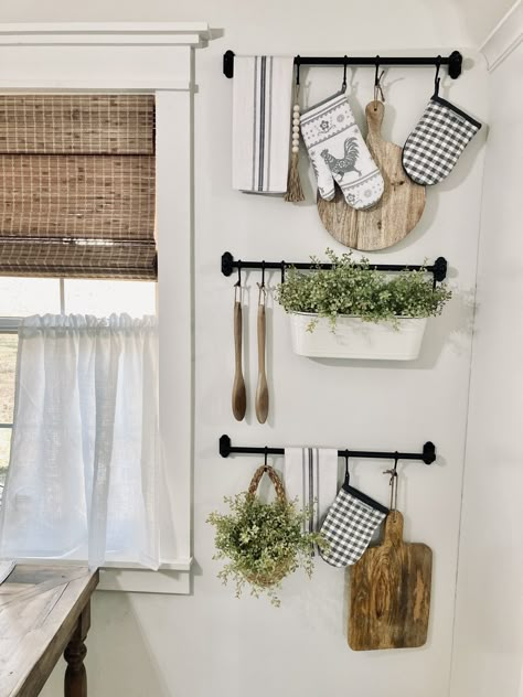 Kitchen Hanging Decor, Kitchen Hanging Baskets Ideas, Kitchen Rod With Hooks Decor, Simple Kitchen Wall Decor, Empty Kitchen Wall Ideas, Over Door Decor, Small Kitchen Wall Decor Ideas, Shelf Decor Kitchen, Modern Kitchen Wall Decor