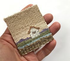 Tiny Loom Weaving, Tiny Tapestry Weaving, Tapestry Weaving Ideas Projects, Small Weaving Projects Ideas, Small Tapestry Weaving, Macrame Tapestry Tutorials, Small Weaving Projects, Hand Weaving Patterns, Tapestry Weaving Ideas