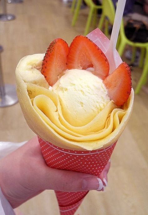 Rollo de crepes. Con de lado y frutillas Crepe Cone, Strawberry Crepes, Crepes And Waffles, Japanese Dessert, Asian Desserts, Kawaii Food, Japan Food, Cafe Food, Cute Food