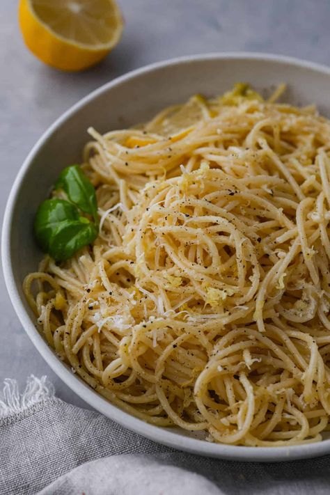 Pasta al limone is a really simple and classic Italian dish of long noodles and a parmesan and lemon topping. It is covered in melted butter and tangy lemon, and is the perfect thing to cook for dinner when you don't know what to make! Simple Lemon Pasta, Pasta Al Limone Recipe, One Pot Lemon Garlic Parmesan Pasta, Spaghetti A Limone Recipe, Spaghetti Limone, Sausage Pasta Dinner, Pecan Tarts Recipe, Lemon Pasta Recipes, Greek Lemon Chicken