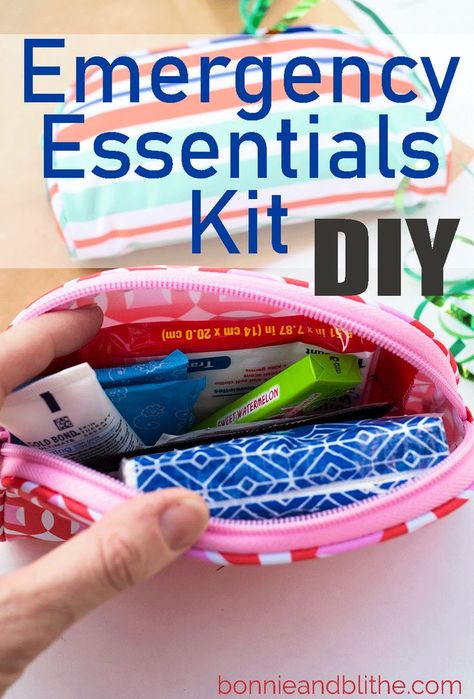 Make yourself (or your friends and family!) these emergency essentials kits to throw in a purse, backpack, whatever!  Always be prepared for anything on the go with this handy little pouch. Women Emergency Kit Purses, Emergency Purse Essentials, Purse Emergency Kit For Women, Teacher Backpack Essentials, Emergency Kit For Work, Purse Emergency Kit, Emergency Kit For Women, Mini Emergency Kit, Mini First Aid Kit