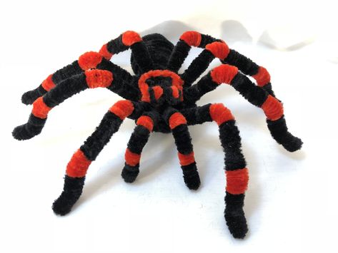 Pipe Cleaner (chenille stem) tarantula spider Pipe Cleaner Projects, Craft Pipe Cleaner, Pipe Cleaner Animals, Pipe Cleaner Art, Chenille Crafts, Hanging Craft Ideas, Spider Crafts, Hanging Craft, Pipe Cleaner Crafts