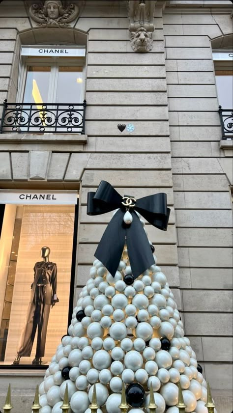 Chanel Chanel Christmas Aesthetic, Chanel Christmas Tree, Paris Aesthetics, Chanel Christmas, Chanel Wallpaper, Glam Christmas Decor, Glam Christmas, Xmas Wallpaper, Wedding List