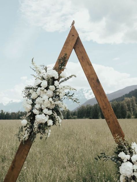 Simple Wedding Arch, Wooden Wedding Arches, Rustic Mountain Wedding, Diy Wedding Arch, Wedding Alters, Wedding Arch Rustic, Wooden Arch, Arch Decoration, Wedding Arbour