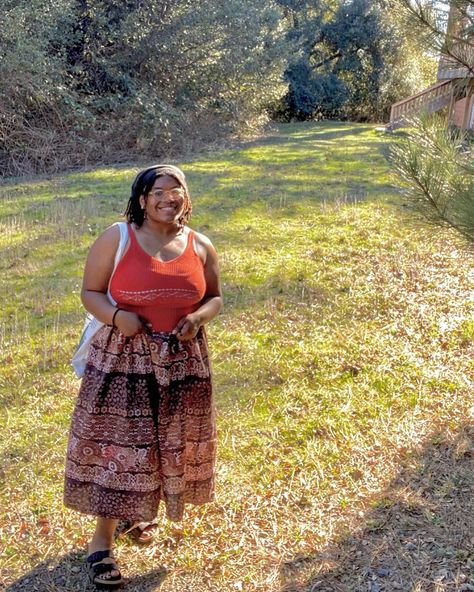 brown indie girl enjoying afternoon sun in a beautiful orange skirt Earthcore Outfits, Granola Fashion, People Character Design, Granola Summer, Outfits Earthy, Cottagecore Fits, Earth Core, Fairy Core Outfits, Earthy Fashion