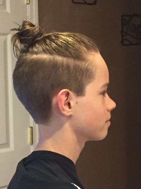 Man bun with undercut Kids Man Buns, Boys Undercut, Man Bun Haircut, Haircut Man, Man Bun Undercut, Man Bun Styles, Kids Hairstyles Boys, Boy Haircuts Long