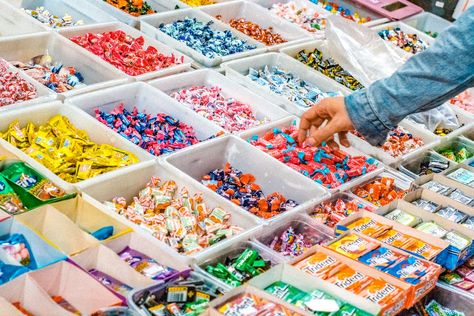 What is the Shelf Life of Candy? Candy Pictures, Candy Club, Box Brownies, Candy Labels, Candy Companies, Retro Candy, Free Candy, Best Candy, Foods To Avoid