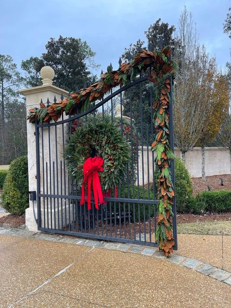 Christmas Gate Decorations, Christmas Gate Decorations Outdoor, Christian Decorations, Property Gates, Gate Decoration, Entry Ideas, Christmas Porch Decor, Christmas Outdoor, Christian Decor