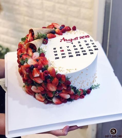 Fruit Cake Decoration Birthday, Cake Decorated With Fruit, Showstopper Dessert, Fruit Cake Design, Birthday Cake Decorating Ideas, Vegan Breakfasts, Beautiful Cake Designs, Creative Cake Decorating, Cake Decorating Frosting