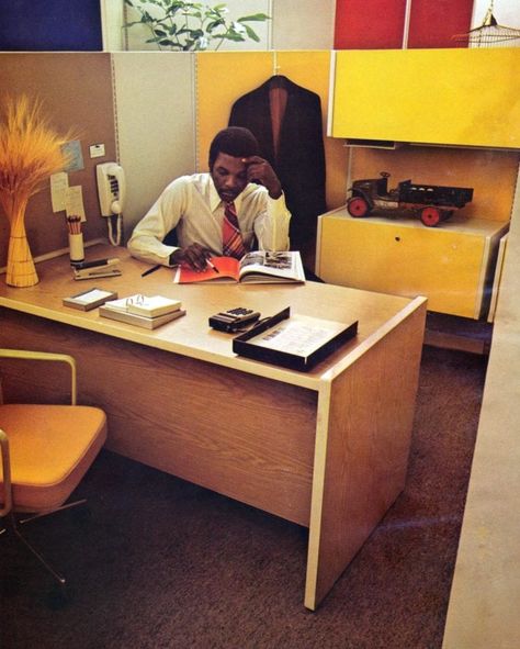 14 pictures of early office cubicles & retro open plan office layouts (1975) #vintage #retro #70s #seventies #officecubes #oldoffices #business #offices #clickamericana 1970s Office, Retro Office Aesthetic, Office Reference, 90s Office, Vintage Office Ideas, Cubicle Design, Banks Office, Cheap Office Furniture, Old Office