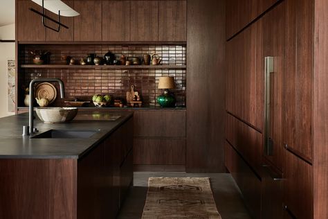 This Mid-Century Home Makes a Case for Using Walnut Wood Everywhere Modern Wood Furniture, Midcentury House, All White Kitchen, Kitchen Trends, Mid Century Modern House, Custom Cabinetry, Mid Century House, House Inspo, House In The Woods