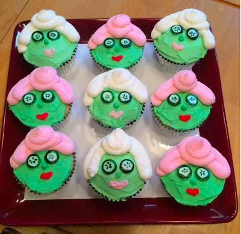 Pamper Party Cupcakes, Slumber Party Cupcakes, Spa Party Cupcakes, Spa Party Cake Ideas, Spa Cupcakes, Spa Sleepover, Spa Sleepover Party, Spa Cake, Spa Day Party