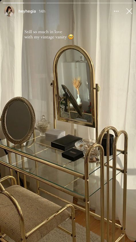 Gold Room Inspiration, Vintage Gold Vanity, Vintage Gold Room, Golden Room Aesthetic, Boujee Aesthetic Room Decor, Gold Bedroom Aesthetic, Gold Makeup Vanity, Classy Vanity, Feminine Vanity