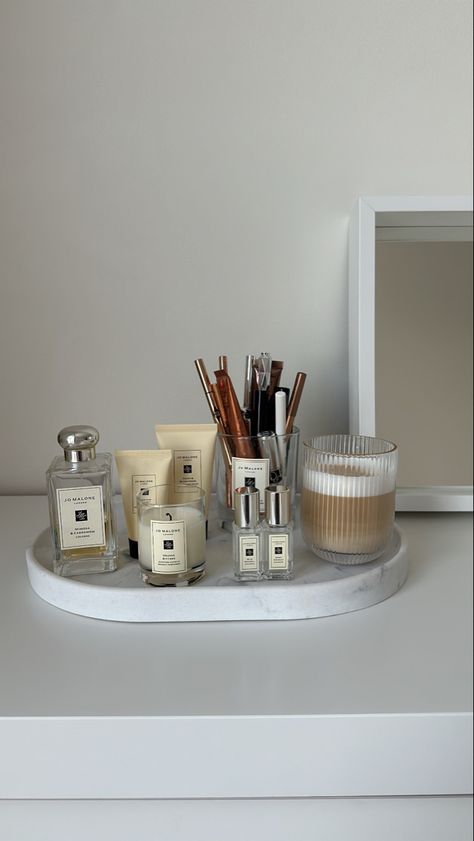 Vanity 🤍 Jo Malone 💭 Bedroom Counter Organization, Organized Vanity Aesthetic, Joe Malone Aesthetic, Jo Malone Candle Aesthetic, Organizing Vanity, Jo Malone Aesthetic, Jo Malone Candle, Dressing Table Decor, Modern Luxury Bedroom