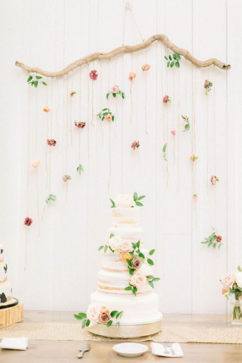 Fresh Flower Backdrop, Diy Flower Garland, Flower Baby Shower Theme, Cake Backdrop, Cake Backdrops, Flower Backdrops, Floral Hoop Wreath, Flower Fall, Backdrop Floral