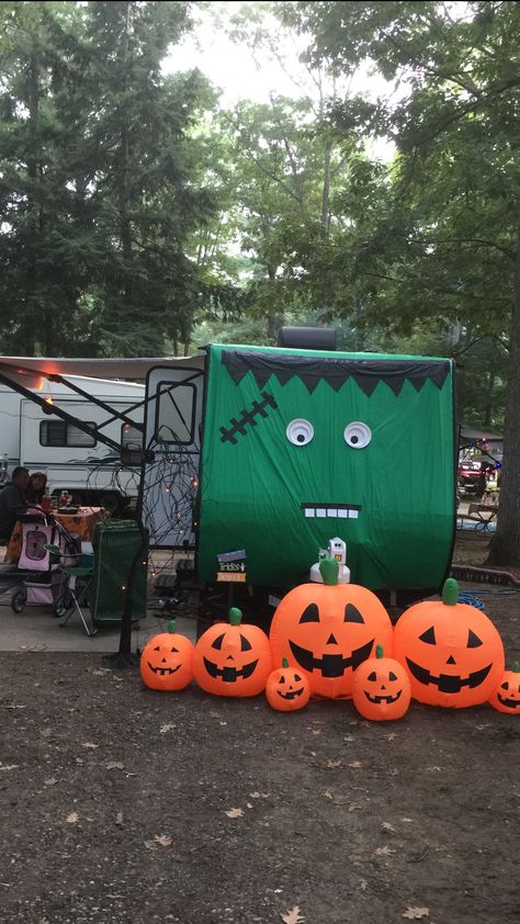 Trunk Or Treat Ideas For Rv, Fall Camping Decor, Campground Halloween Decorating Ideas, Halloween Decor For Campsite, Camping Halloween Decor, Trailer Halloween Decorations, Fall Camper Decorations, Diy Halloween Campsite Decorating Ideas, Rv Halloween Decor