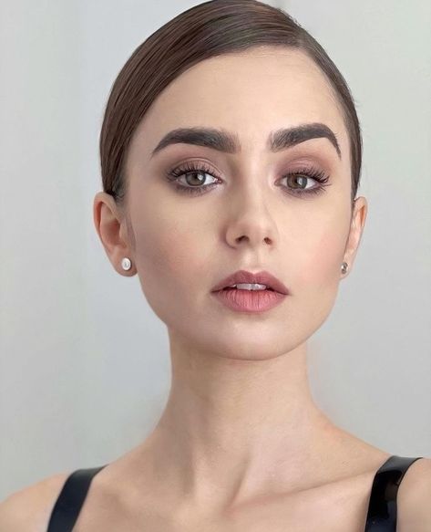 Lily Collins Makeup, Lily Jane Collins, Lily Collins Style, Winter Makeup, Mtv Movie Awards, Phil Collins, Glowy Makeup, Lily Collins, Classic Beauty