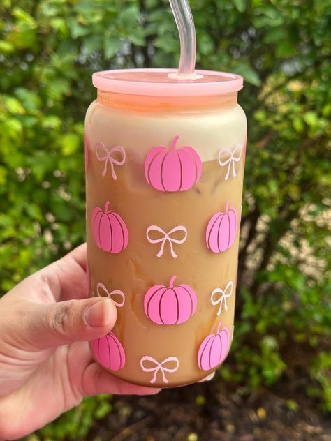 Pink Bow Pumpkin Glass, Beer Can Glass, Pink Bow Glass Can, Iced Coffee Glass, Personalized gift, Gifts for her, with lid and straw Includes plastic straw and matching lid.  Beautiful glass great for your favorite drink can be personalized with a name to make it more special. Perfect gift for yourself, your friends, your family, or for your loved ones on Birthdays, Mother's Day, Christmas, weddings, Bridesmaid.... and any special occasion. Items are handmade with love and care small imperfection Trendy Water Bottles, Halloween Wallpaper Cute, Cute Coffee Cups, Smoothie Drink Recipes, Pink Pumpkins, Glass Beer, Cute Cups, Fun Cup, Birthday Wishlist