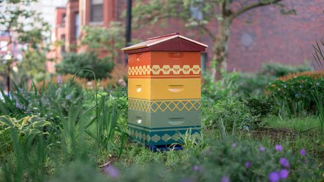 the_best_bees_custom_featured16-9 Painted Beehives Ideas, Bee Box Painting Ideas, Beehive Roof, Beehive Painted, Beehive Painting Ideas, Painted Beehives, Beehive Painting, Boxes Aesthetic, Beehive Ideas