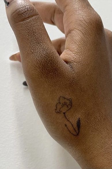 Indie Small Tattoos, Small Cute Finger Tattoos, Finger Tattoo Flower, Flower Finger Tattoo, Petite Tattoos, Jewelry Tattoo, Discreet Tattoos, Dainty Tattoos, Dope Tattoos