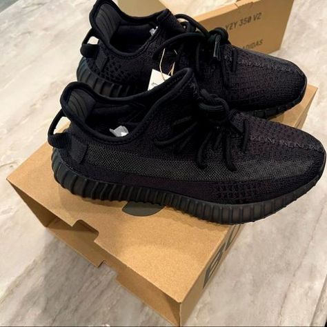 Yeezy Women Shoes, Yeezy Onyx 350, Yeezy Tennis Shoes, Womens Yeezy Shoes, Yezzy Shoes 350, Yeezy Boost Outfit, Yeezy Women, Yezzy Shoes Women, Yeezy Boost 350 Outfit