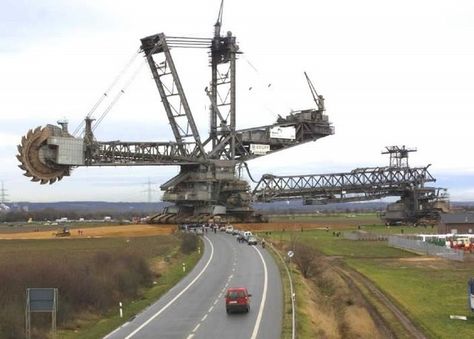 largest digger in the world...check out its "wheels" below it. they're really giant tank steel belts Canal City, Surface Mining, Ball Photography, Land Clearing, Wow Photo, Random Inspiration, Mining Equipment, Heavy Industry, Heavy Machinery