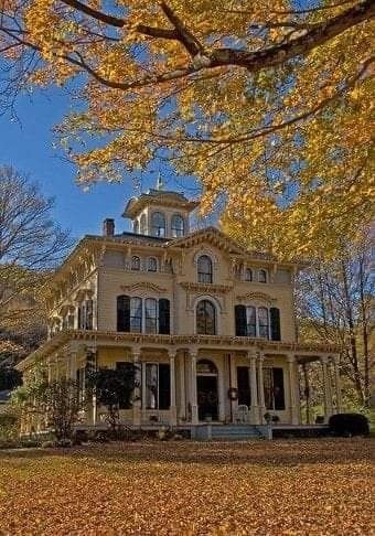 Old Victorian House, Old Victorian Homes, Victorian Style Homes, Old Mansions, Victorian Mansions, Victorian Architecture, Painted Ladies, Victorian Houses, Beautiful Houses