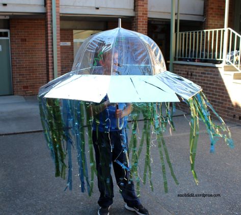 Here’s our costume for this year’s Book Week parade…our last one! Ufo Costume, Kids Alien Costume, Space Party Costumes, Diy Alien Costume, Cardboard Kids, Nye 2024, Alien Halloween Costume, Halloween Decorations Diy, Cardboard Construction