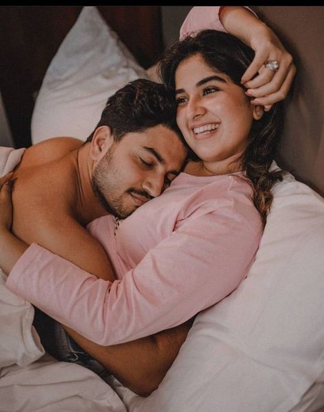 Couples Photoshoot Poses Romantic, Photoshoot Hairstyles, Pre Wedding Photoshoot Ideas, Hugs And Kisses Couples, Wedding Photoshoot Ideas, Cozy Love, Romantic Good Night, Romantic Couple Poses, Romantic Couple Kissing