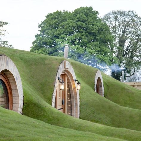 Cob House Plans, Hobbit Houses, Glamping Pods, Earth Sheltered Homes, Country Living Uk, Casa Hobbit, Drukarka 3d, Summer Staycation, Earthship Home