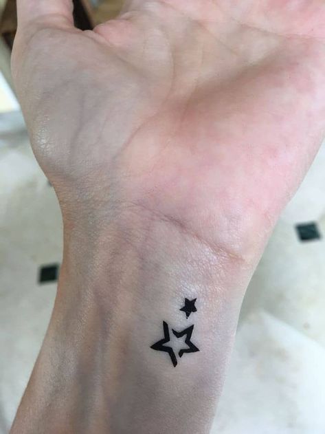 Tato Henna, Pretty Hand Tattoos, Sharpie Tattoos, Pen Tattoo, Hand Doodles, 4 Tattoo, Star Tattoo, Small Hand Tattoos, Dream Tattoos