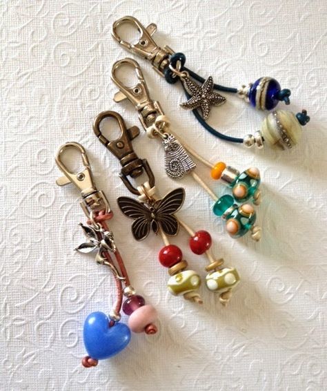 DIY KEYCHAIN FOR BACKPACKS Tassen Hanger, Sac Diy, Quick Gifts, Handbag Charms, Diy Keychain, Diy Schmuck, Purse Charms, Bijoux Diy, Purse Jewelry