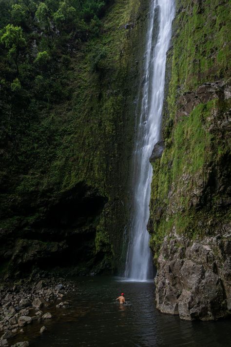 Best Waterfall Hikes Hawaii Hawaiian Aesthetic, Hawaii Hike, Hawaii Water, Molokai Hawaii, Hawaii Activities, Hawaii Hikes, Hawaiian Plants, Mother Gaia, Waterfall Island