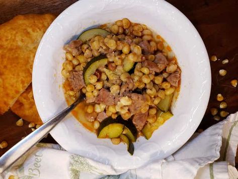 Navajo steamed corn: Stew recipe and where to buy it in Phoenix Navajo Recipes, Navajo Clothing, Indigenous Food, Steam Corn, American Corn, Native American Food, Hot Corn, Graduation Dinner, Native Foods