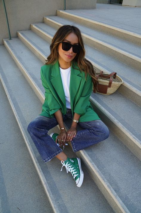 Evergreen Fashion, Green Blazer Outfit, Bright Blazer, Blazer Outfits Casual, Blazer Outfits For Women, Green Sneakers, Outfits With Converse, Green Blazer, Mode Casual