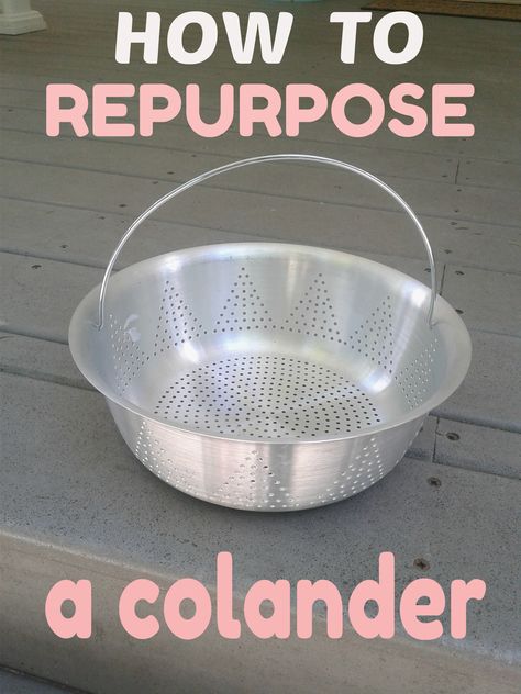 Repurpose an old colander.   DIY decor, garden decor Garden Pots Ideas, Garden Upcycle, Outdoor Decor Diy, Outdoor Holiday Decorations, Colorful Planters, Upcycle Diy, Garden Board, Spring Gardening, Old Pottery