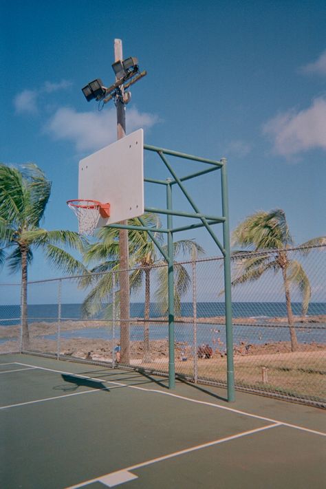 Beach Basketball Court, Street Basketball Court, Basketball Court Background, Basketball Court Aesthetic, Slam Basketball, Beach Basketball, Miami Basketball, Basketball Bracket, Pink Basketball