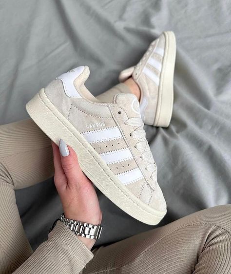 Cream Adidas Campus, Beige Campus 00s, White Campus 00s, Beige Adidas Campus, Adidas Beige Sneakers, Adidas Campus 00s Beige, Adidas Campus 00s White, Adidas Campus Outfit, Adidas Beige