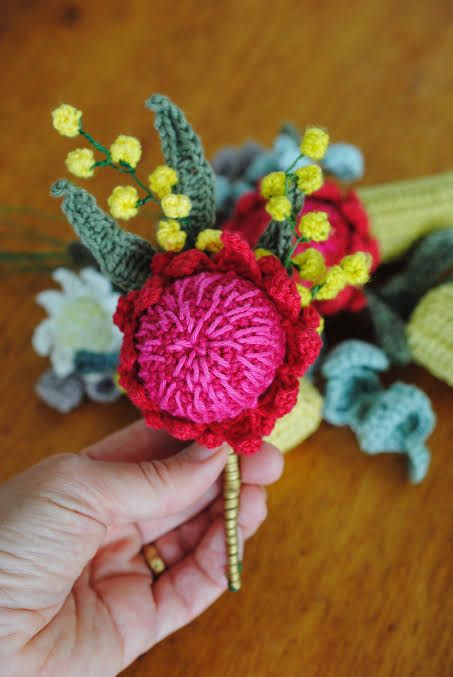 Crochet Australian Flowers, Knitted Brooch, Amigurumi Plants, Flor Crochet, Knitting Flowers, Plant Crochet, Australian Wildflowers, Crochet Market, Crocheted Flower